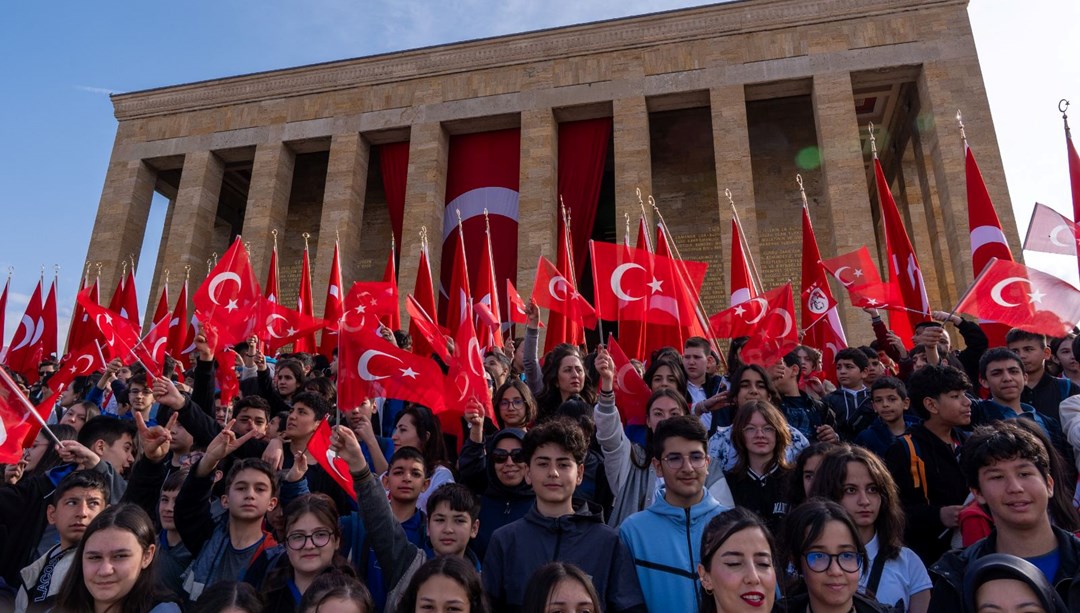 23 Nisan'da 200 bini aşkın kişi Ata'sına koştu
