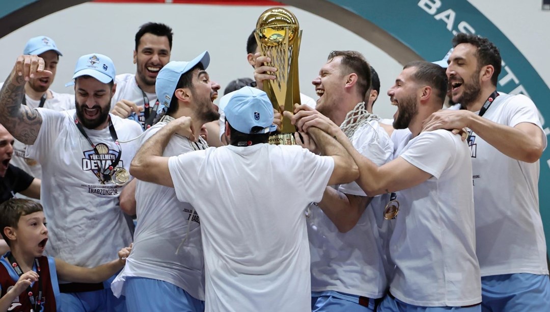 Basketbol Süper Ligi’nde şampiyon olan Trabzonspor kupasını aldı