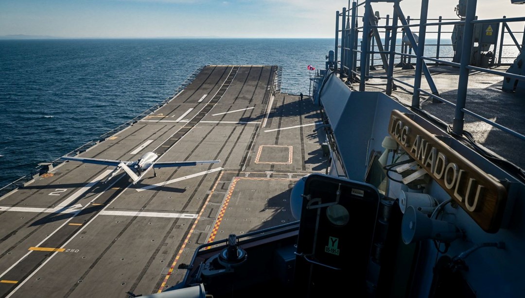 Bayraktar TB3'ten TCG Anadolu gemisine başarılı 4 sorti