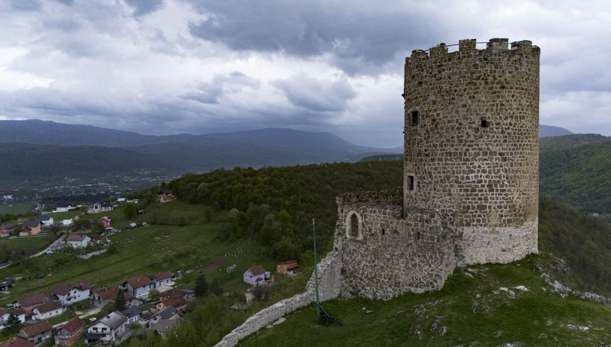 Bosna Hersek'teki Sokolac Kalesi zamana direniyor