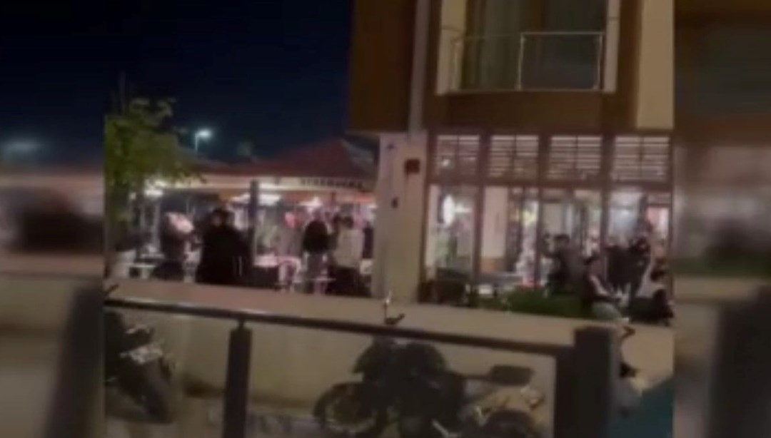 Büyükçekmece'de kafede kavga: Sandalyeler havada uçuştu