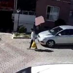 Çatından düşen fayanstan saniyelerle kurtuldu