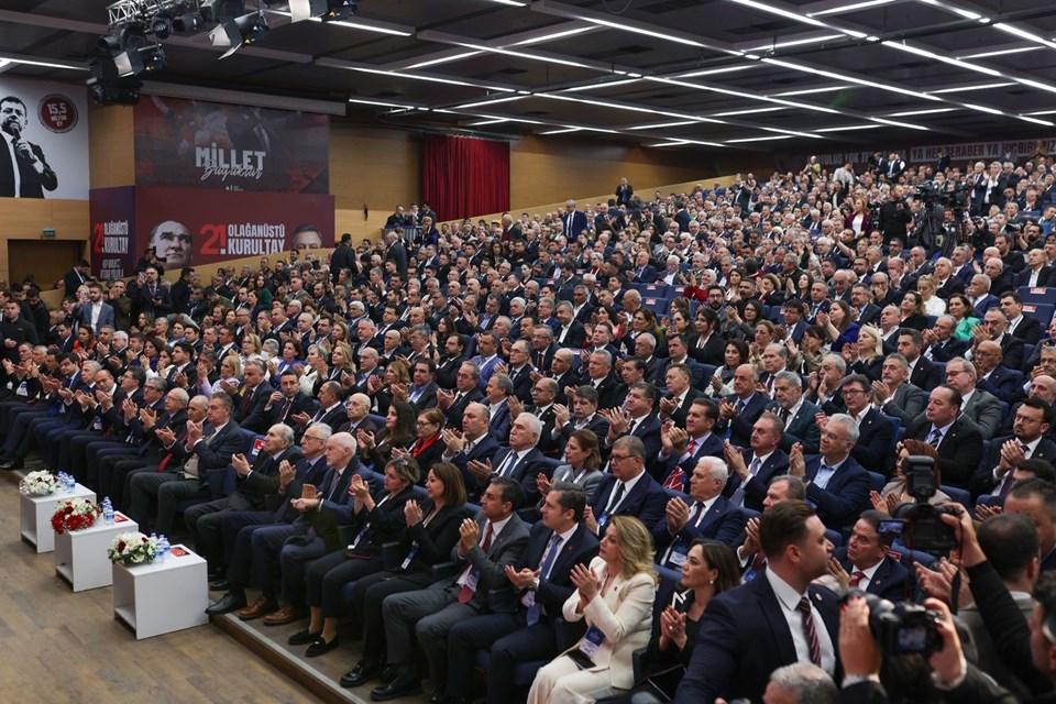 CHP'de olağanüstü kurultay günü: Özgür Özel yeniden Genel Başkan seçildi
