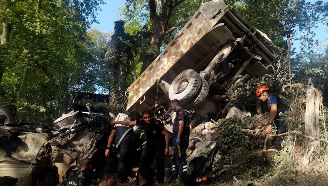 Freni patlayan kamyon güvenlik kulübesini biçti: 1 ölü, 1 yaralı