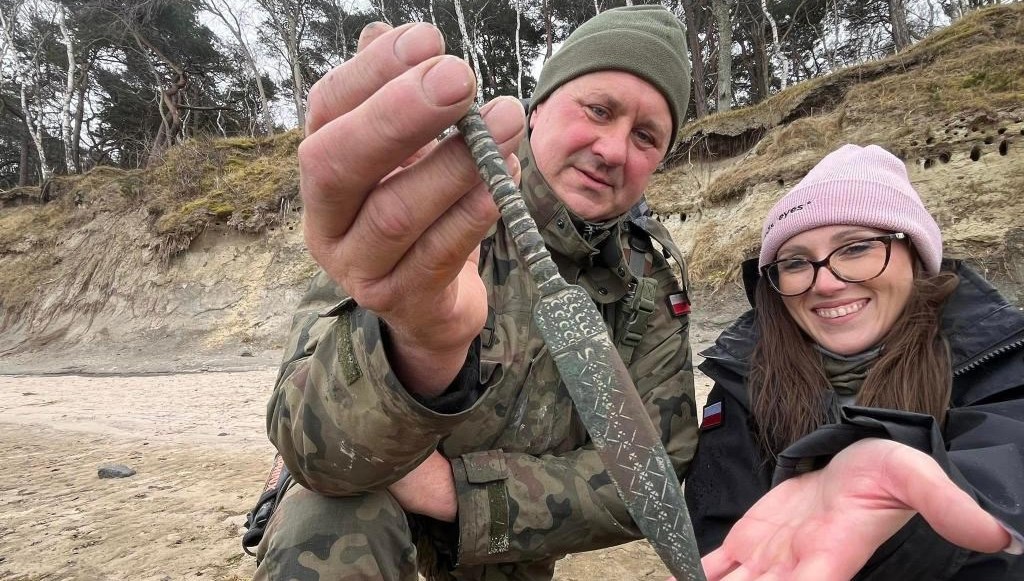 Geçmişin sırları plajdan çıktı: 2 bin 500 yıllık hançer şans eseri bulundu