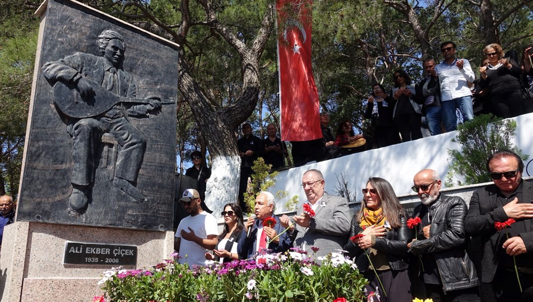 Halk ozanı Ali Ekber Çiçek kabri başında anıldı