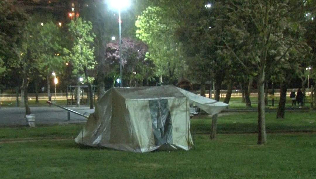 İstanbul’da bazı vatandaşlar çadırda kalmaya devam ediyor