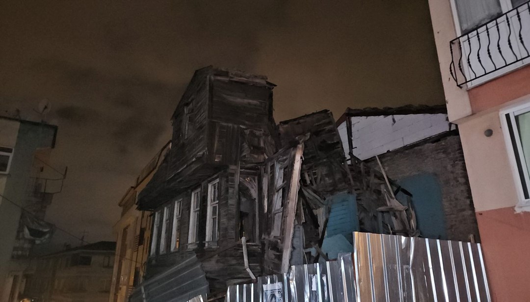 İstanbul'da fırtına: Çatılar uçtu, ağaçlar devrildi