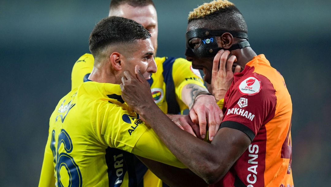 Kadıköy'de olaylı derbi | Galatasaray, Fenerbahçe'yi eledi: Saha karıştı 4 kırmızı kart çıktı!