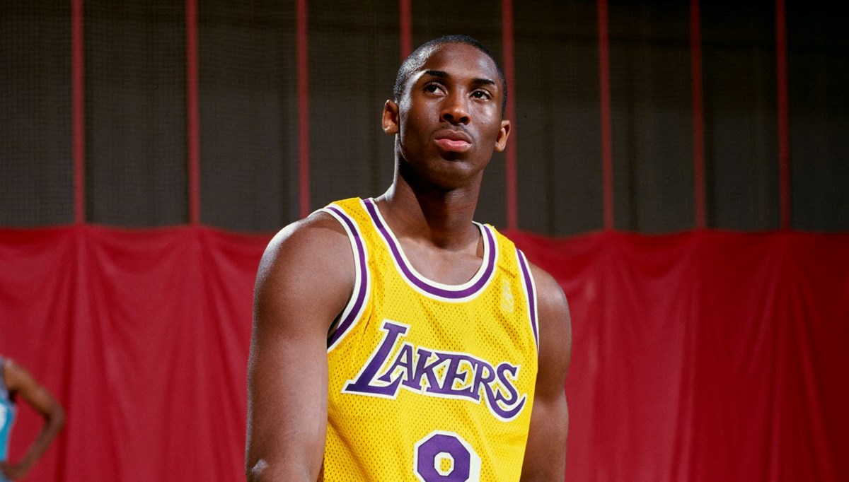 Kobe Bryant’ın ilk NBA forması rekor fiyata satıldı