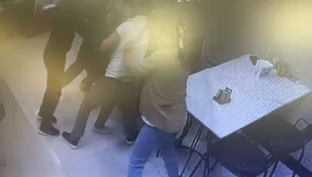 Saldırıya uğrayan genç, sığındığı işletmede bıçaklanarak öldü