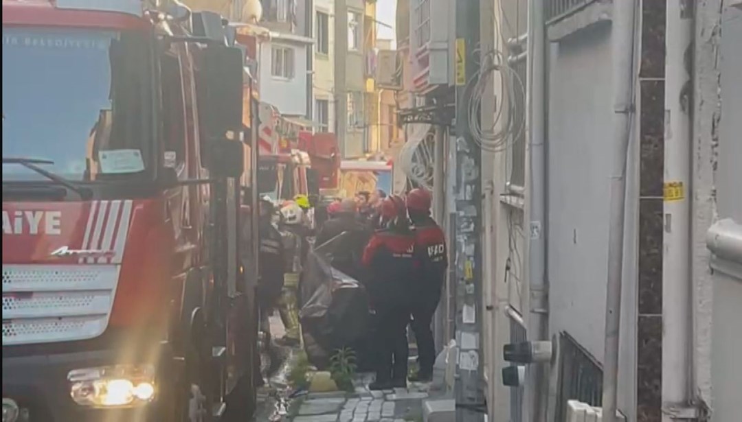 Şişli'de boş bir binada kısmi çökme meydana geldi