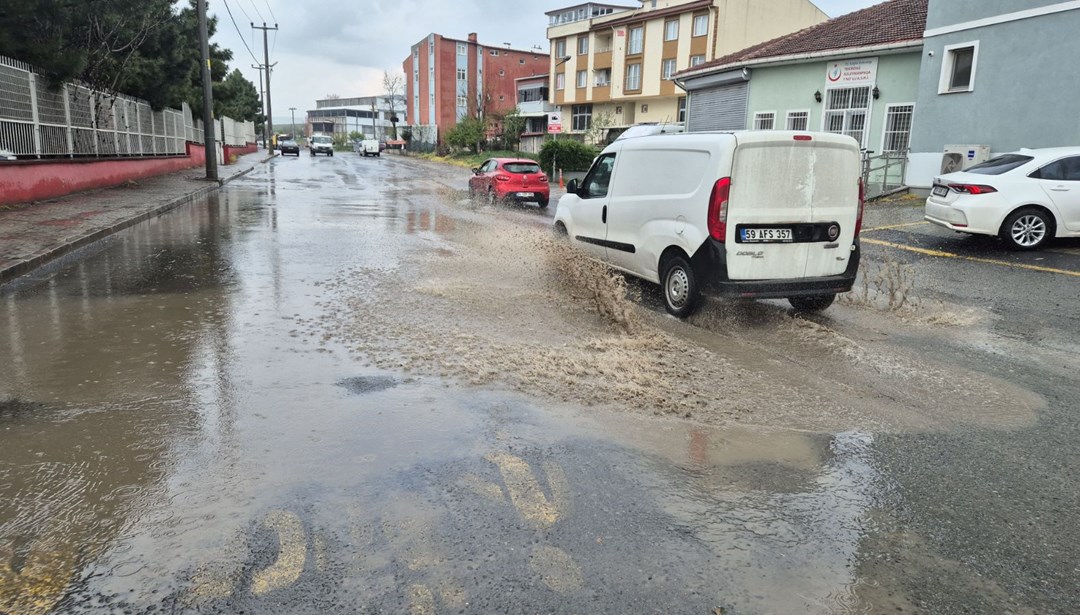 Tekirdağ’da sağanak yağış: Sokaklar göle döndü