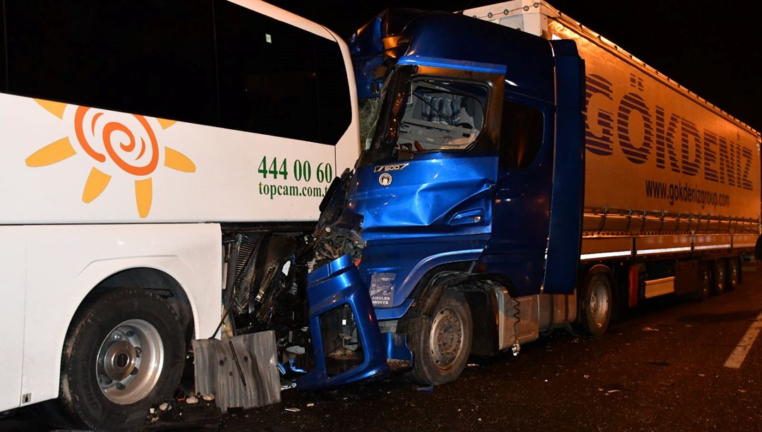 Tur otobüsü, tırla çarpıştı: 13 yaralı