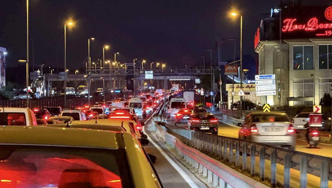 Yenibosna metrobüs yaya üst geçidinde çalışma