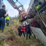 Yoldan çıkan minibüsteki 23 kişiye kurtarma operasyonu