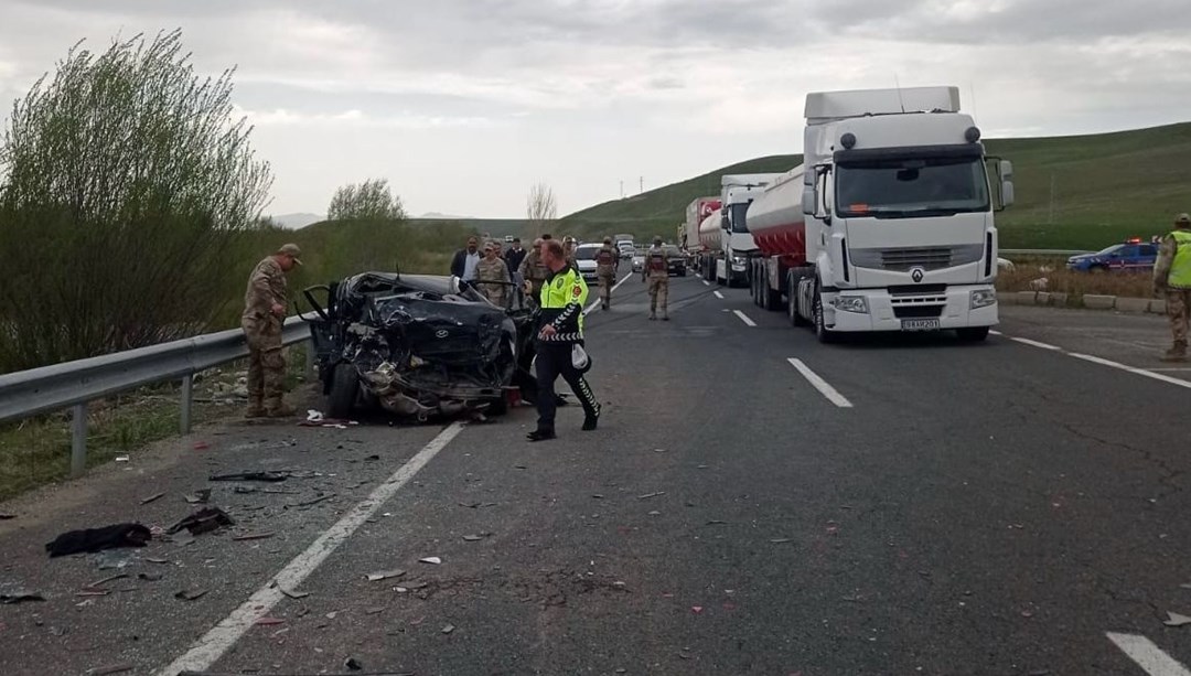 Ağrı'da otomobille minibüs çarpıştı: 2 ölü, 8 yaralı