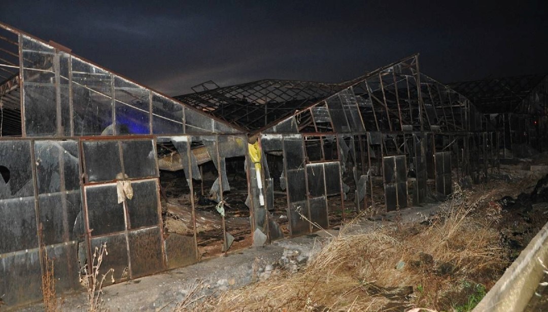 Antalya'yı hortum vurdu: Çatılar uçtu, seralar yıkıldı
