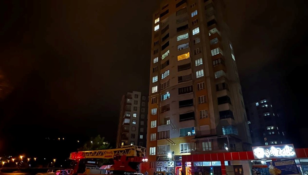 Apartmanın çatısına yıldırım düştü