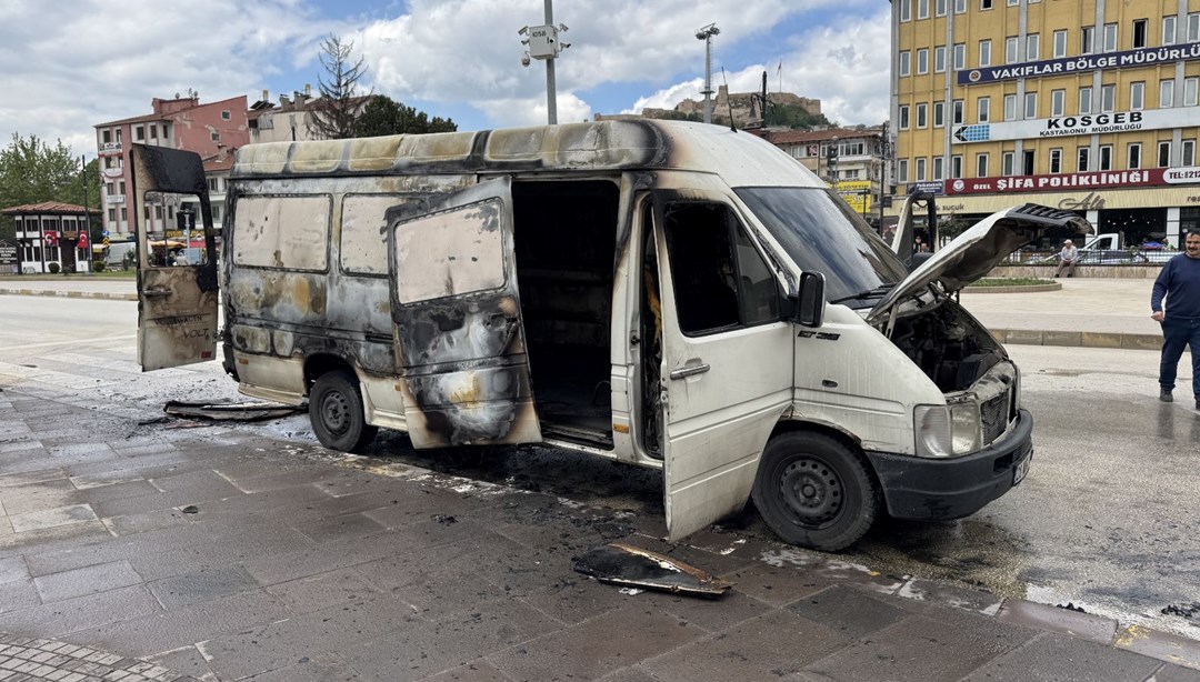 Aracının hacizli olduğunu öğrendi, benzin döküp yaktı