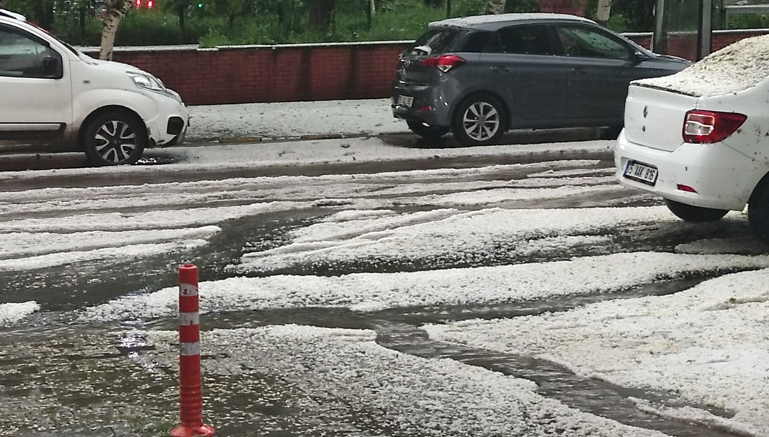 Ardahan'da dolu etkili oldu: Şehir beyaza büründü