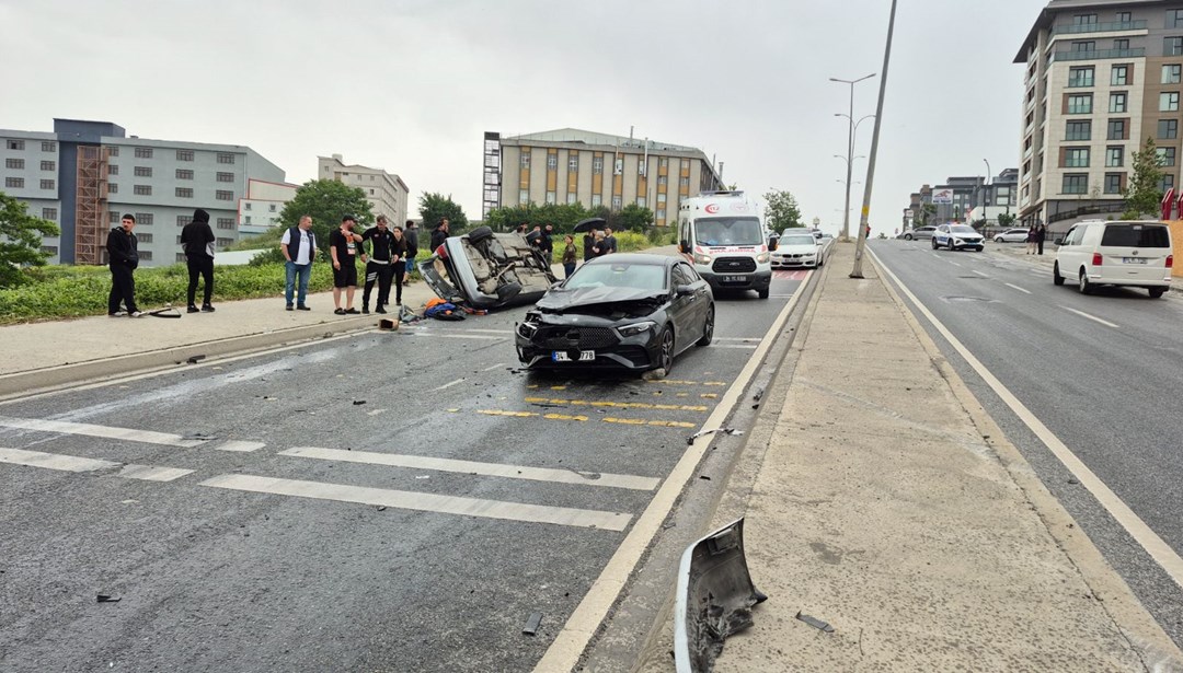 Beylikdüzü'nde araç ters şeride daldı: 1'i ağır 4 yaralı