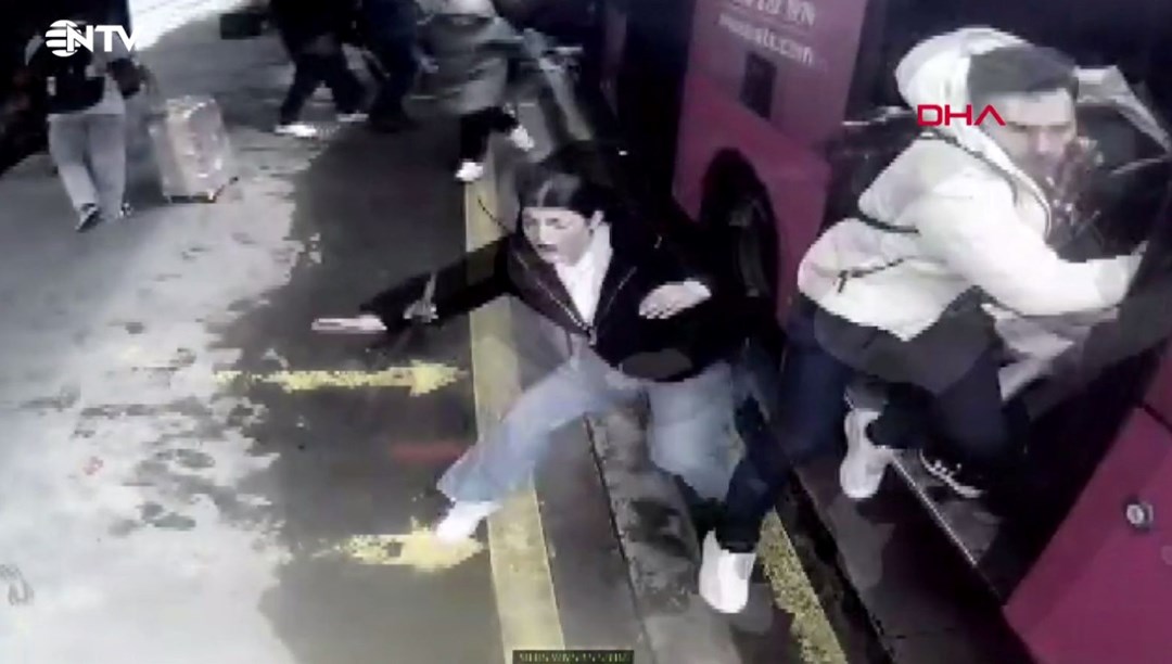Beylikdüzü'nde iki metrobüs çarpıştı: O anlar kamerada