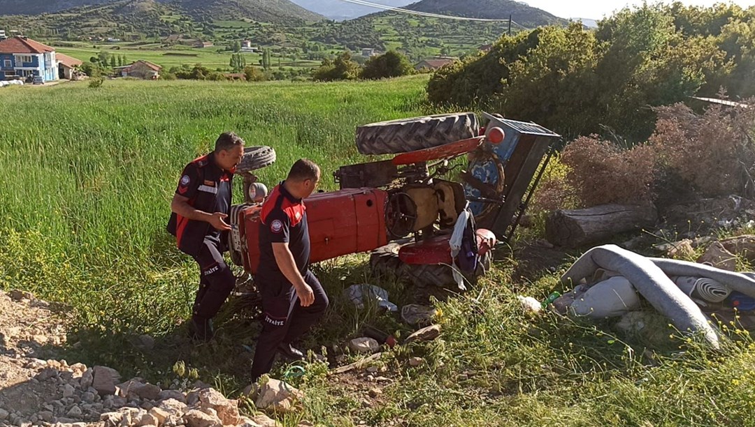Burdur'da devrilen traktörün altında kalan çocuk öldü, 4 kişi yaralandı