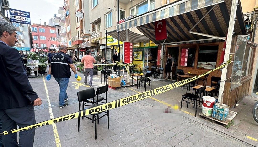Çay ocağında oturan husumetlisini bıçakladı
