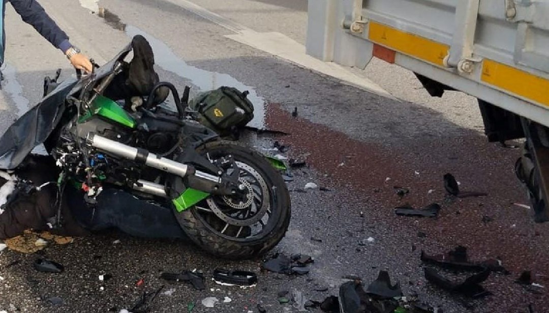 Çorum'da kamyona çarpan motosikletin sürücüsü öldü