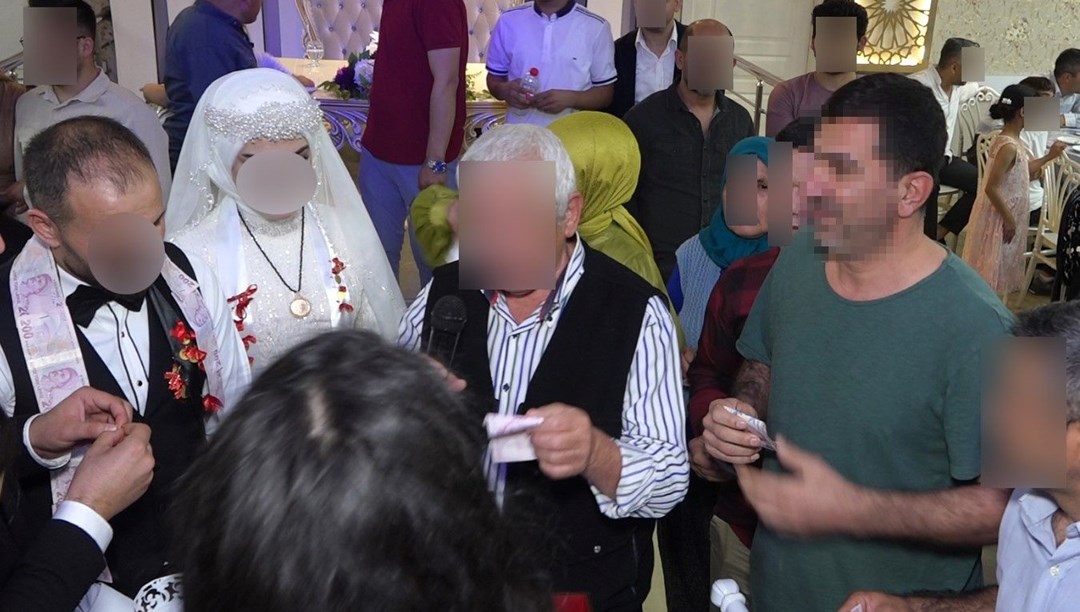 Davetsiz düğüne gitti, pasta yedi, takıları çaldı: "Paraları görünce dayanamadım"
