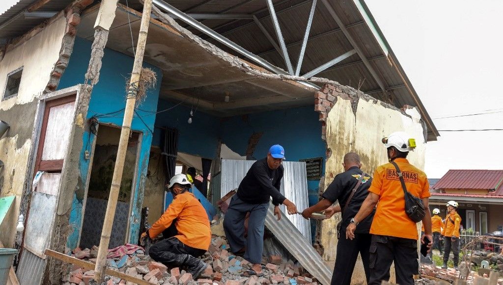 Endonezya'da 5,7 büyüklüğünde deprem: 8 ev çöktü