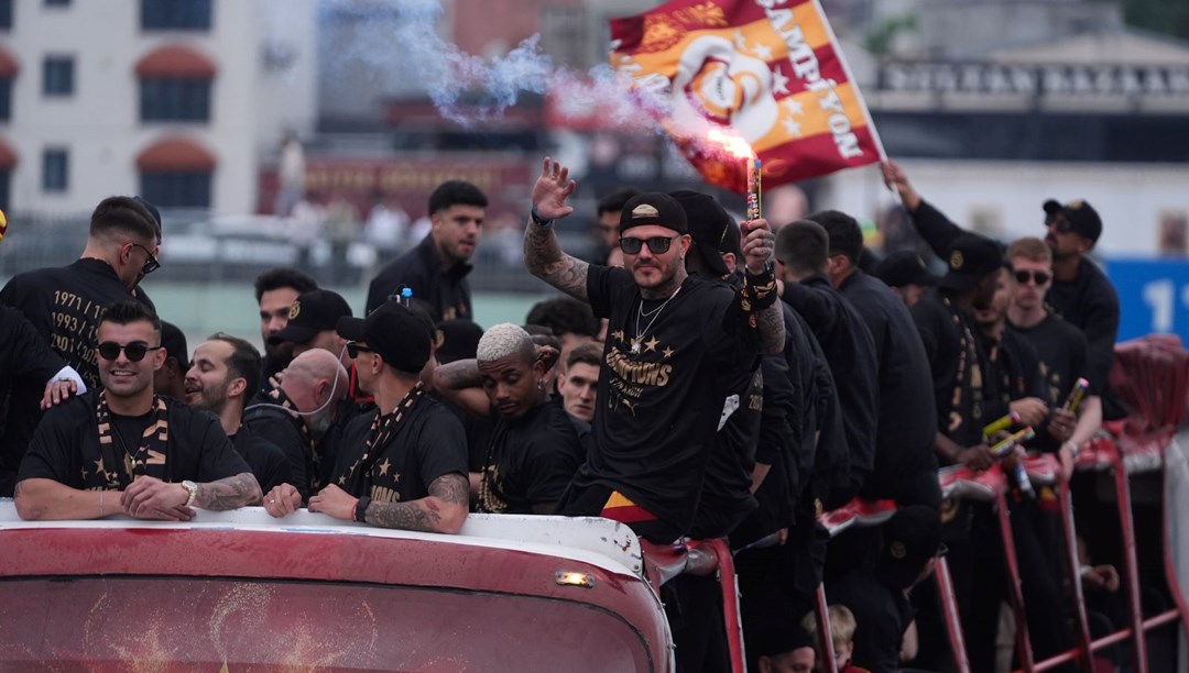 Galatasaray'da şampiyonluk kutlaması: Mertens ve eşinin gözyaşları