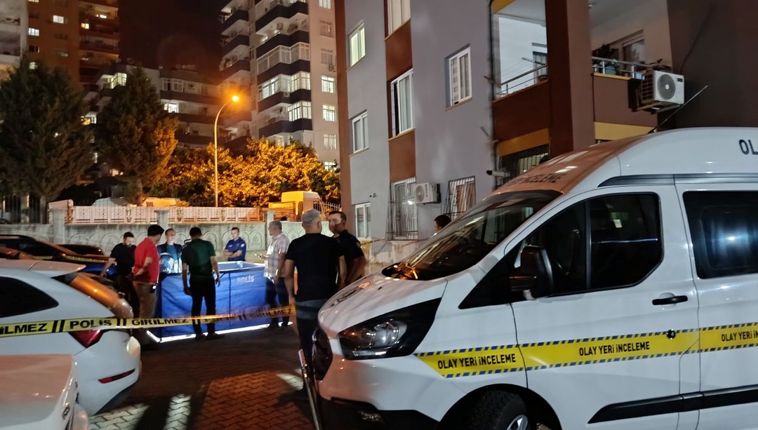 Genç kadını 10 yerinden bıçaklayıp, intihar etti