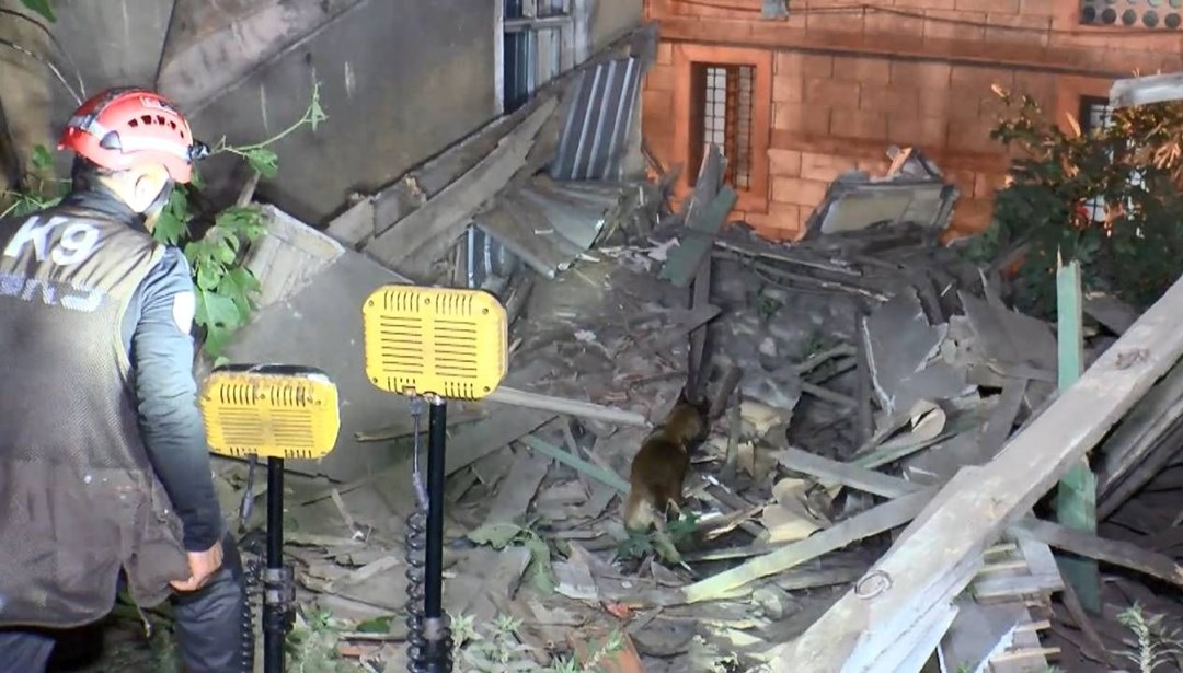 İstanbul'da deprem sonrası hasar alan bina çöktü