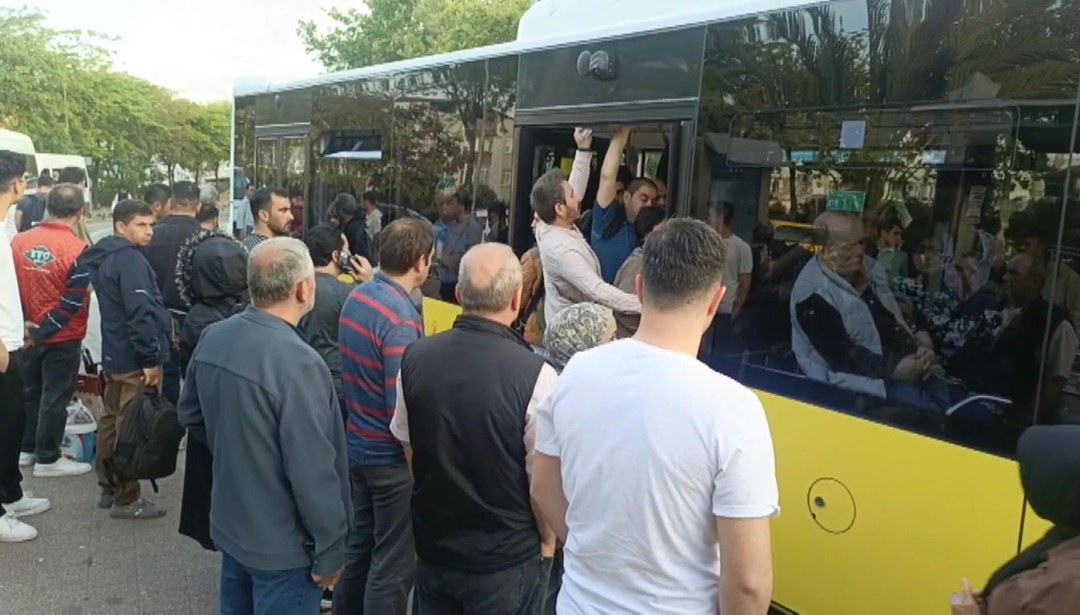 İstanbul'da halk otobüsleri kontak kapattı: Duraklarda yoğunluk oluştu
