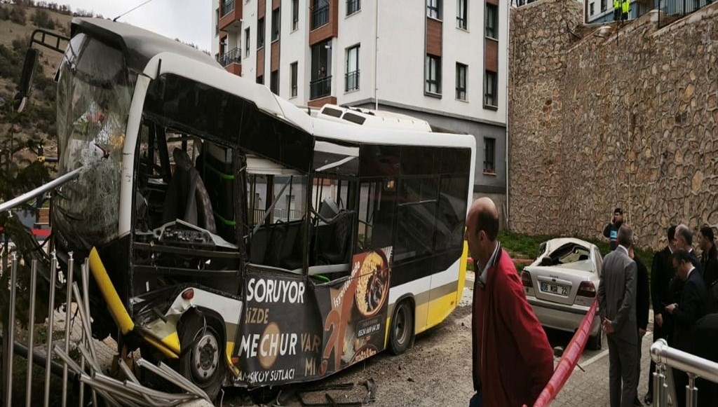İstinat duvarını aşıp, otomobilin üstüne düşmüştü: Otobüs şoförü 55 gün sonra öldü