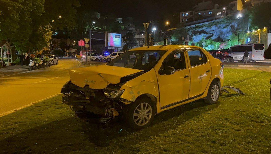 Kırmızı ışıkta geçen otomobil taksiye çarptı: 7 yaralı
