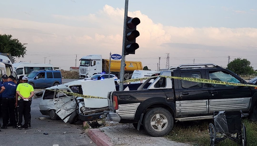 Konya'da otomobil ile kamyonet çarpıştı, sürücü ile eşi öldü