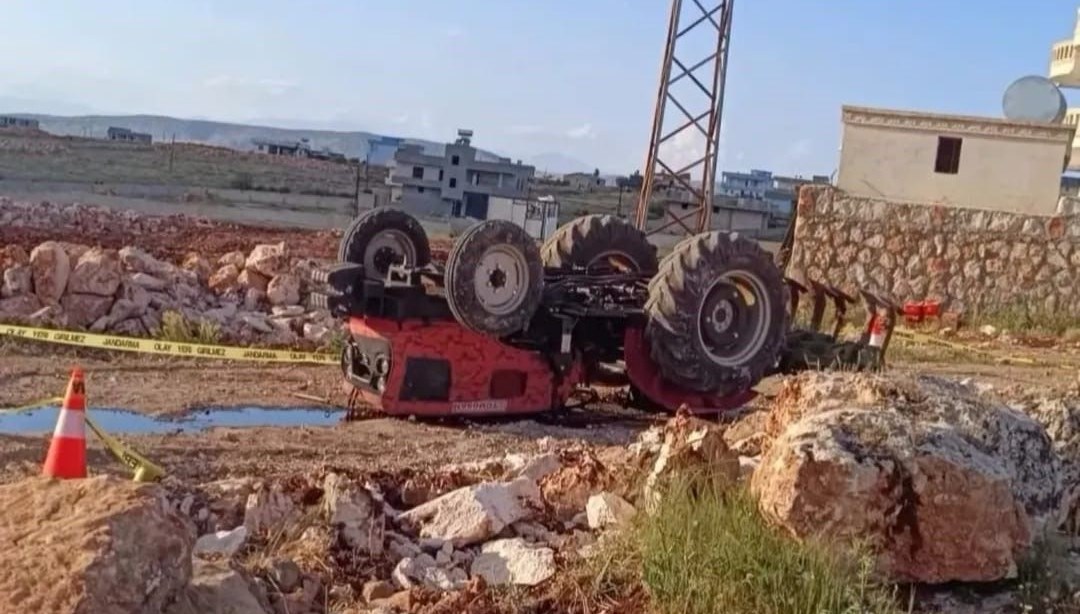 Şanlıurfa'da traktörün altında kalan 2 çocuk annesi öldü