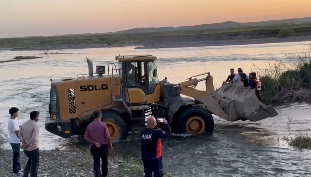 Sular yükselince piknikçiler mahsur kaldı: 25 kişi kepçeyle kurtarıldı
