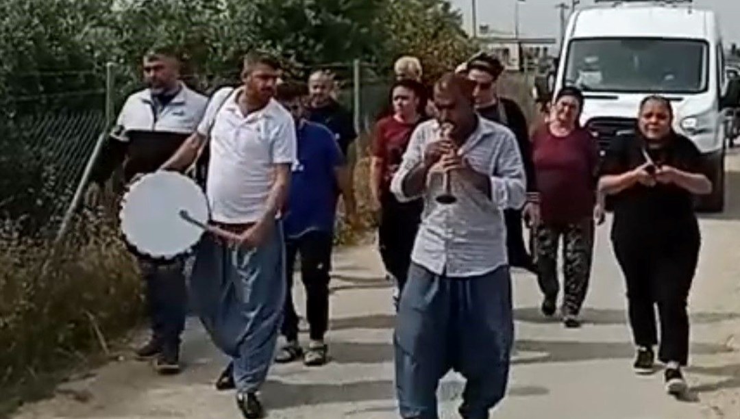 Trafik kazasında öldü, davul zurna ile toprağa verildi