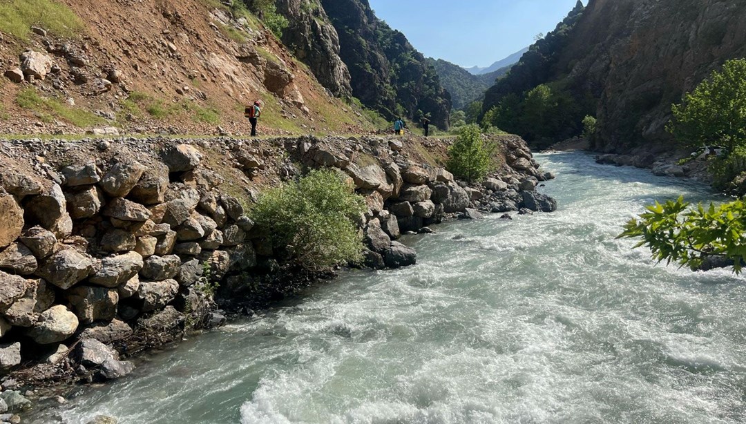 Yüksekova'da akıntıya kapılan kişi kayboldu