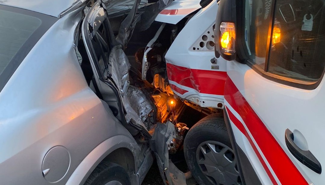 Ambulans ile çarpışan otomobildeki sürücü araçta sıkıştı