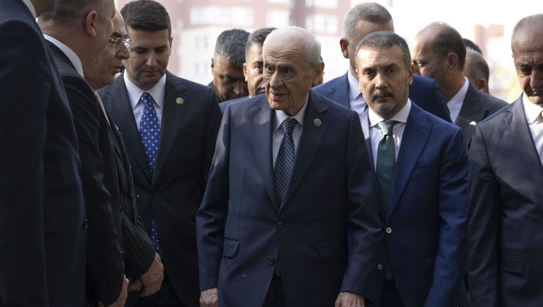 Bahçeli, Türkeş'in kabrinde