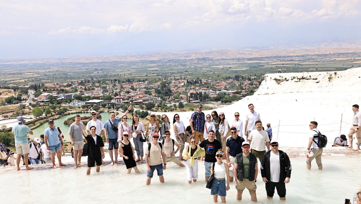 Dünyaca ünlü Kızıl Ordu Korosu, Pamukkale'ye hayran kaldı