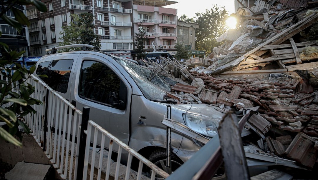 Balıkesir depremi: Sındırgı'da yıkılan bina ile ilgili iki gözaltı