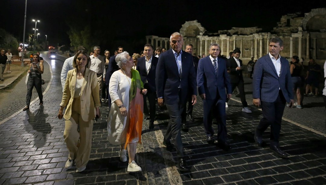 Bakan Ersoy: Antalya'ya gelen ziyaretçi sayısı 11,7 milyona ulaştı