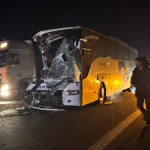 AA-20260313-40818178-40818176-ANADOLU_OTOYOLUNDA_OTOBUS_ILE_CEKICININ_CARPISTIGI_KAZADA_1_KISI_OLDU_15_KISI_YARALANDI-146623