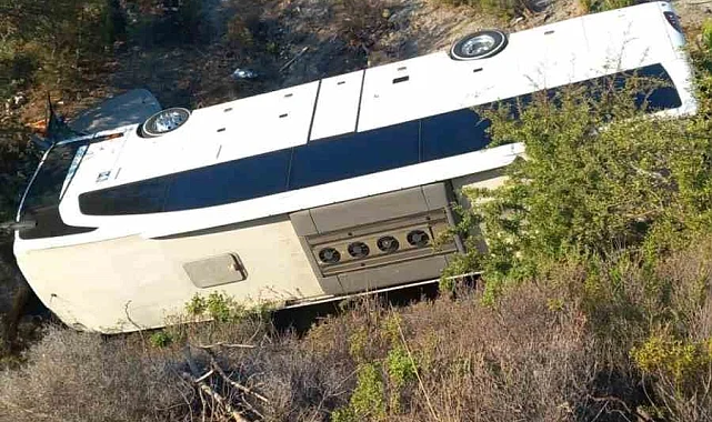 izmir39de-otobus-ve-otomobil-sarampole-devrildi-2-olu-1-yarali